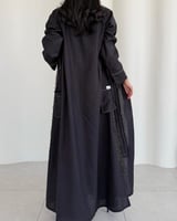 عباية وقار – أسود فاخر بخامة لينن وتصميم بليزر