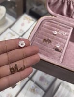 قلادة الورده البيضاء