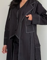 عباية وقار – أسود فاخر بخامة لينن وتصميم بليزر