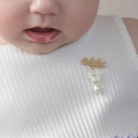 دبوس اسم بيبي بتصميم زهرة ولؤلؤ – مطلي بالذهب