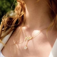 قلادة الورده المتدليه الانيق