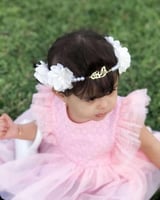 طوق رأس بناتي بتصميم الاسم – لؤلؤ ووردات بيضاء