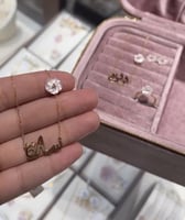 قلادة الورده البيضاء