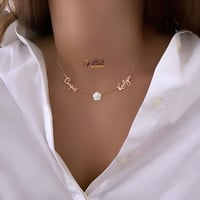 قلادة الورده اسمين او حرفين