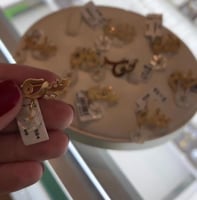 بروش مطلي بالذهب – تصميم ألماسي فاخر