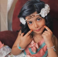 طوق رأس بناتي بتصميم الاسم – لؤلؤ ووردات بيضاء