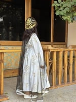 فستان بناتي ابيض مطرز بشعار يوم التاسيس