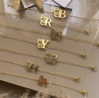 إسوارة الحرف مع فراشة – مطلية بالذهب من قلادتي