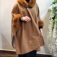 كاب جوخ شتوي بياقة وأكمام فرو (جملي) مطرز