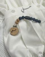 تعليقة لهاية اطفال بالاسم | رمادي غامق