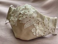 كمامة بكلفة بدانتيل اوف وايت ورد بارزة -Mask with...