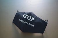 كمامة سوداء بتطريز ) (stop reading my mask)