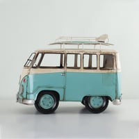 تحفة سيارة معدنية