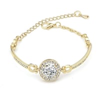 سوار بألماسة كبيرة وكريستالات بتصميم مستوحى من سوا...