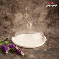 صحن أبيض بغطاء زجاجي لتقديم الكيك