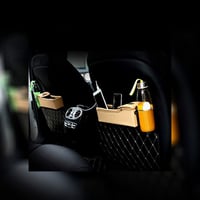 قطعة بجانب السائق مع حصالة