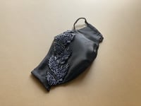 كمامة سهرة تطريز كحلي على اسود - evening mask