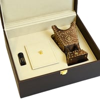 علبة جلد فاخرة مع هدية جزيرة العود ( مبخرة + دهن ف...