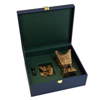 علبة جلد فاخرة مع هدية جزيرة العود ( مبخرة + دهن ف...