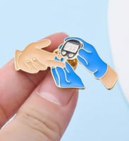 دبوس تعريفي لمستخدمين جهاز قياس السكر