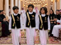 سديري بشت ولادي سادة أسود نقشة زجزاج ذهبي فخم يوم...