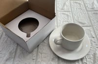 كوب كابتشينو سكري مع صحن سبلميشن