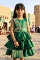 فستان بناتي أخضر زمردي بطبقات وحزام ذهبي ملكي لعام...