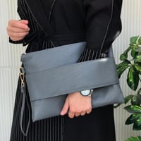 شنطة يد باوتش جلد ناعم رمادي غامق 30 * 22 سم