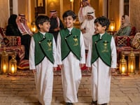 سديري ولادي سادة أخضر بياقة سعودية واقفة وقصة منحن...