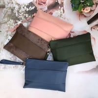 شنطة يد باوتش جلد محبب وردي 30 * 22 سم