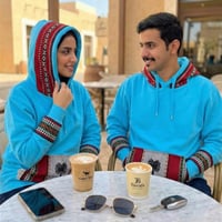 بلوفر سادة أزرق فاتح بتطريز سدو عنابي