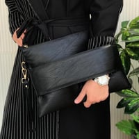 شنطة يد باوتش جلد ناعم اسود 30 * 22 سم