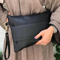 شنطة يد باوتش جلد محبب اسود 30 * 22 سم