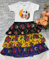 تنورة شالكي ملون مع تيشيرت ابيض بلوستر طباعة سبلمي...