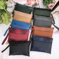 شنطة يد باوتش جلد محبب اسود 30 * 22 سم