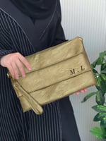 شنطة يد باوتش جلد ناعم ذهبي 30 * 22 سم