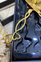 طقم تقطيع كيك ذهبي فاخر مع شيالة