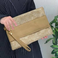 شنطة يد باوتش جلد محبب ذهبي 30 * 22 سم