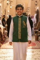 سديري ولادي سادة أخضر زيتي بياقة سعودية واقفة وتطر...