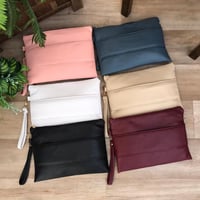 شنطة يد باوتش جلد ناعم ذهبي 30 * 22 سم