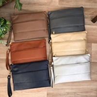 شنطة يد باوتش جلد ناعم وردي 30 * 22 سم