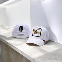 كاب ابيض بطبعة QUEEN في المنتصف