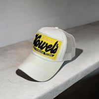 كاب ابيض بتطريز في المنتصف