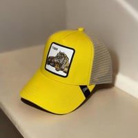 كاب اصفر وبيج بطبعة جلد في المنتصف