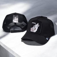 كاب بطبعة WOLF في المنتصف