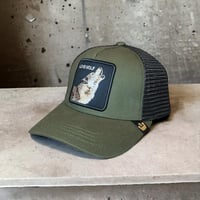 كاب بطبعة WOLF في المنتصف