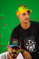 كاب اصفر بتطريز في المنتصف