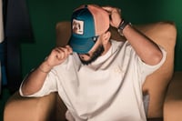 كاب برتقالي و ازرق داكن بطبعة جلد في المنتصف