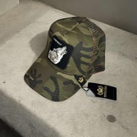 كاب بطبعة WOLF في المنتصف