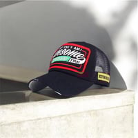 كاب اسود مع تطريز احمر في المنتصف